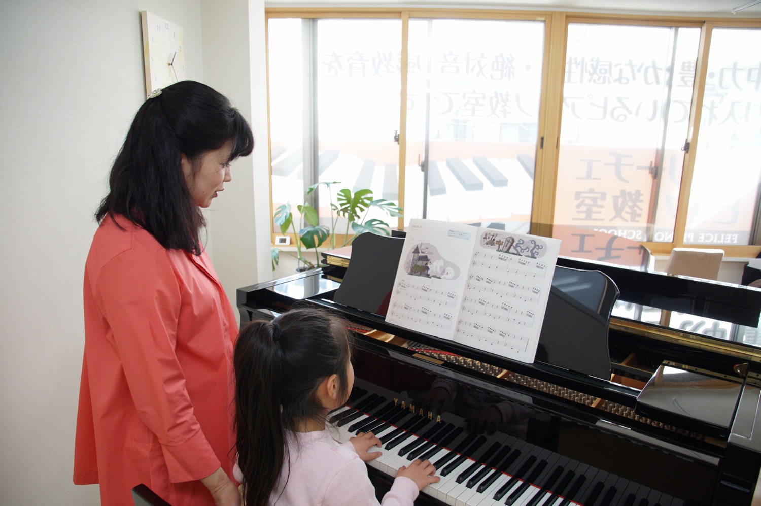 ピアノ上達は基本的姿勢から - 6歳でトトロが弾ける！4歳から通える